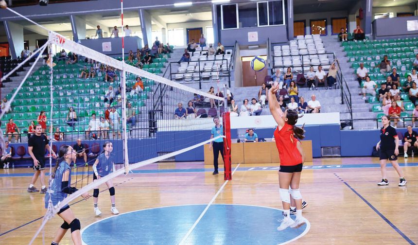 VOLEYBOL MİNİ KIZLAR LİGİ'NDE ŞAMPİYON DENİZLİ VOLEYBOL