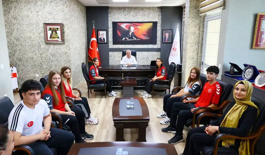 ŞAMPİYONLAR BAŞARIYI PAYLAŞTI