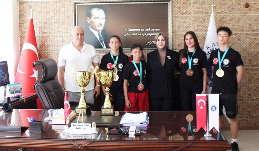 ÇAL KAYMAKAMI HATİCE GAMZE KURAN’DAN ŞAMPİYONLARA DESTEK