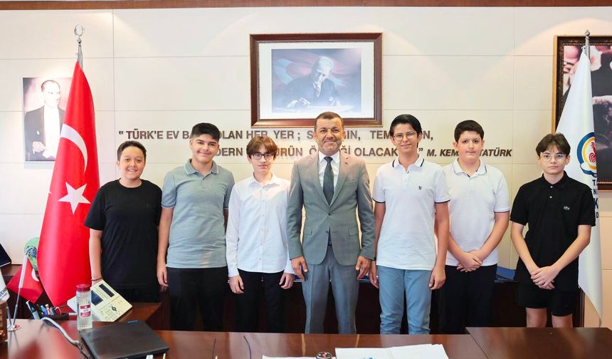 BAŞKAN ÇAVUŞOĞLU LGS ŞAMPİYONLARINI AĞIRLADI