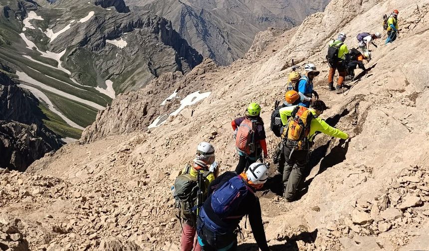 DENİZLİLİ DAĞCILAR HAKKARİ’DE ZİRVE YAPTI
