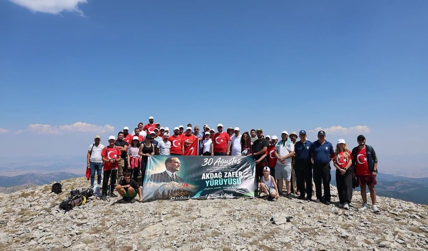 AKDAĞ’IN ZİRVESİNDE  ZAFER COŞKUSU