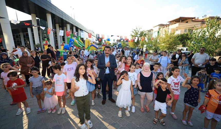 ZAFER COŞKUSU İLÇEYİ SARDI