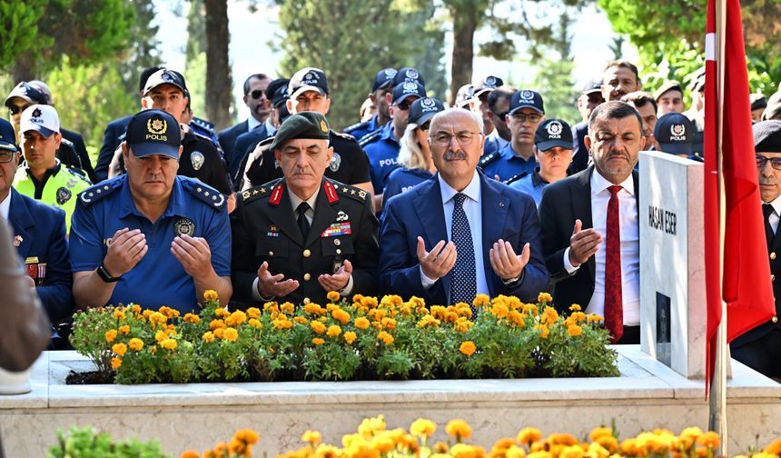GAZİLER GÜNÜ ETKİNLİKLERİ KAPSAMINDA  ŞEHİTLİKTE ANLAMLI TÖREN