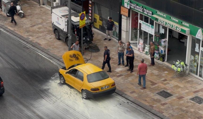 OTOMOBİL YOL ORTASINDA ALEV ALDI   TEMİZLİK İŞÇİLERİ SÖNDÜRDÜ