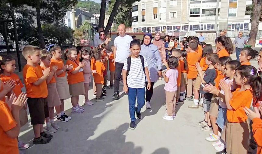 LÖSEMİYİ YENDİ OKULU VE ARKADAŞLARIYLA BULUŞTU