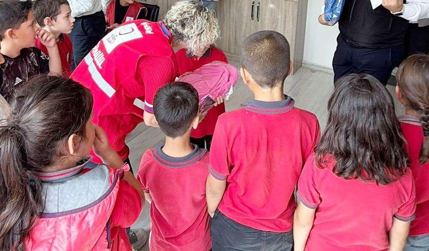 KIZILAY’DAN BULDANLI ÖĞRENCİLERE ÇANTA VE KIRTASİYE DESTEĞİ