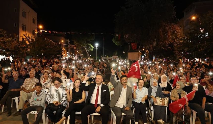 CUMHURİYET MEYDANI’NDA BAĞIMSIZLIK COŞKUSU
