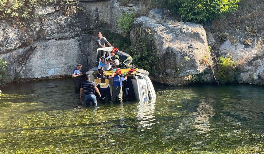 ÇİVRİL'DE OTOMOBİL GÖLE UÇTU