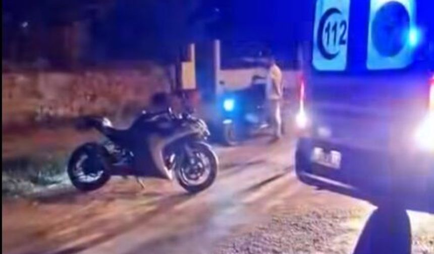 MOTOSİKLET İLE OTOMOBİL ÇARPIŞTI SÜRÜCÜ YARALANDI