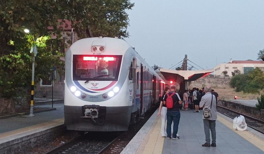 DENİZLİ-İZMİR TRENİ YOLDA KALDI