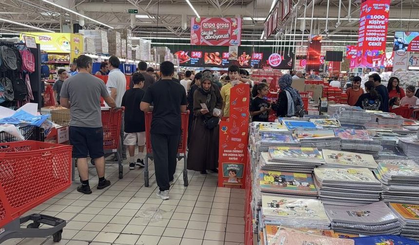 OKULLARIN AÇILMASINA KISA SÜRE KALA VELİLERİN KIRTASİYE TELAŞI BAŞLADI