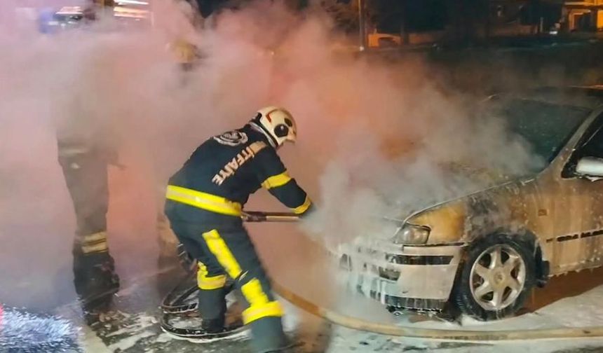ACIPAYAM’DA ARAÇ ALEVLERE TESLİM OLDU