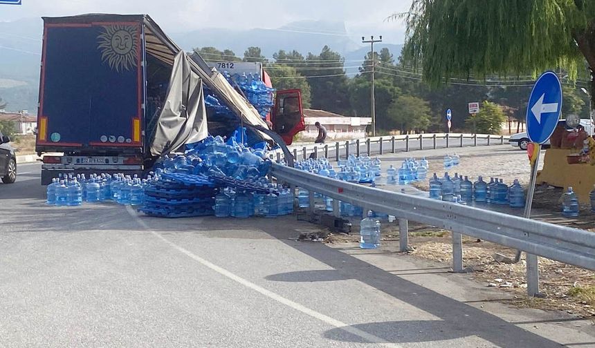 VİRAJI ALAMAYAN SU YÜKLÜ TIR DEVRİLDİ