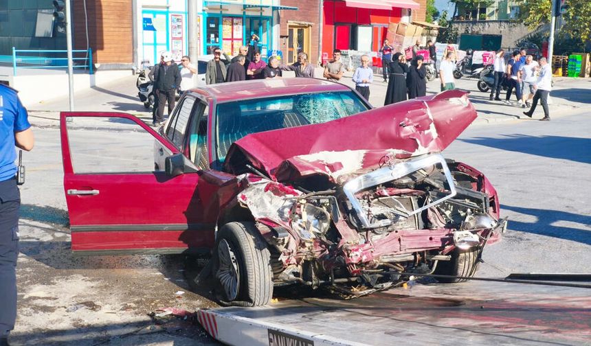 IŞIK İHLALİ YAPTI, OTOBÜSE ÇARPTI