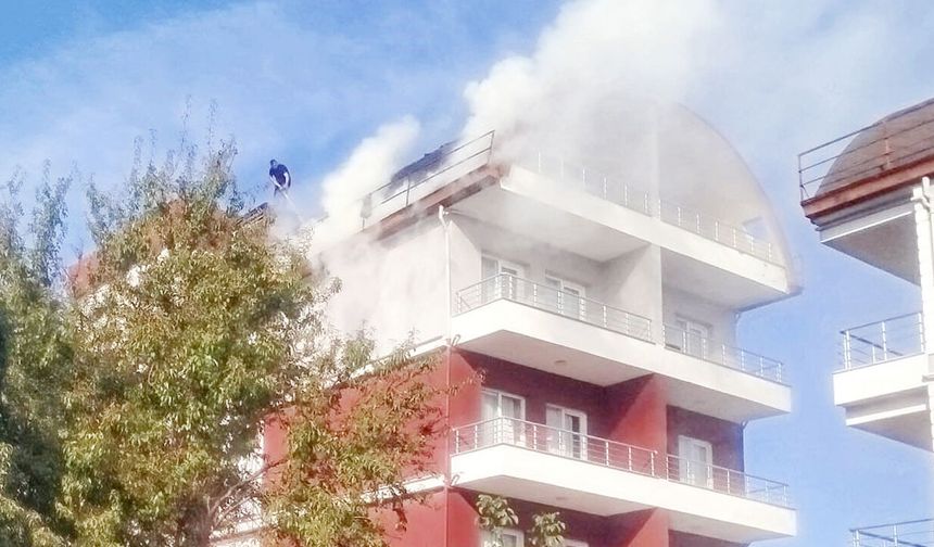 ÇATI ALEVLERE TESLİM OLDU