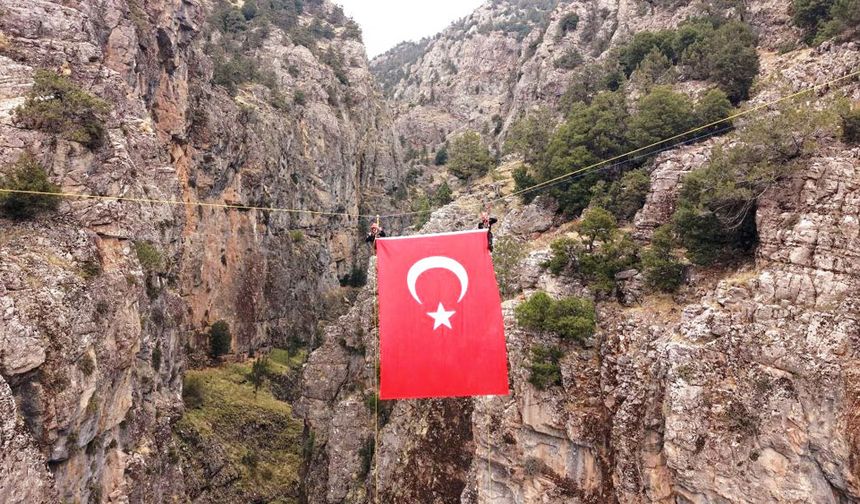 ACIPAYAM KANYONU’NDA DEV BAYRAK DALGALANDI