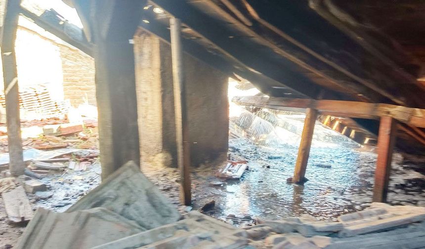 ÇİVRİL'DE ESKİ BELEDİYE BİNASINDA YANGIN