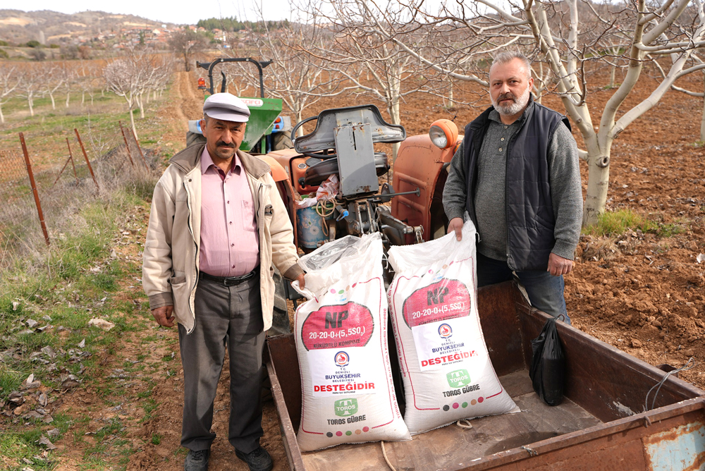 Denizli Büyükşehir’den Çiftçiye Gübre Desteği