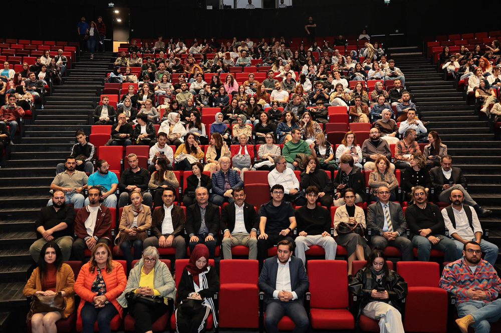Şehir Tiyatrosu 'Sığıntılar' Oyunu Ile Sanatseverleri Bir Araya Getirdi (1)