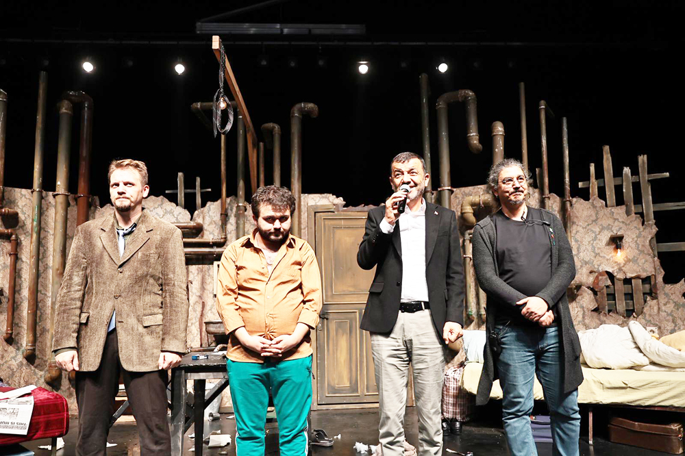 Şehir Tiyatrosu 'Sığıntılar' Oyunu Ile Sanatseverleri Bir Araya Getirdi (3)