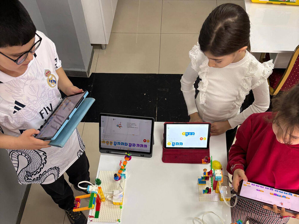 Atatürk Bi̇li̇m Merkezi̇'nde Temel Roboti̇k Kodlama Kursu Başliyor (3)