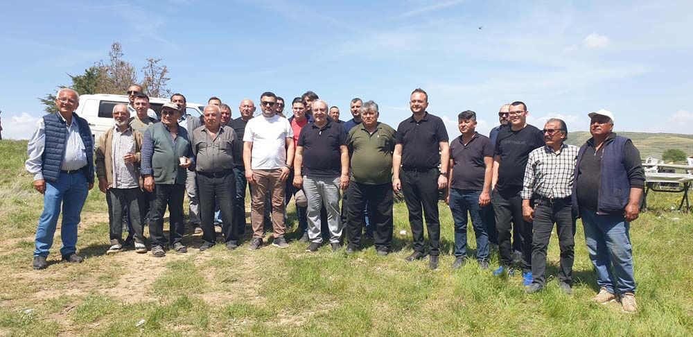 20260510 142639 Bşk. Köylülerle Resim Çektirdi