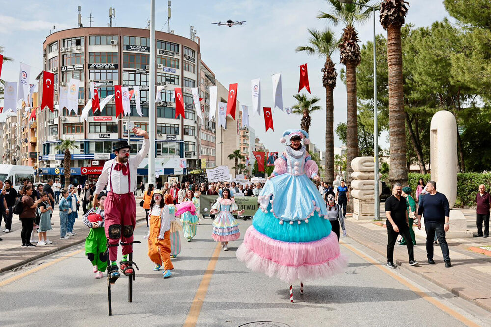 Uluslararası Tiyatro Festivali Renkli Kortejle Açıldı (10)