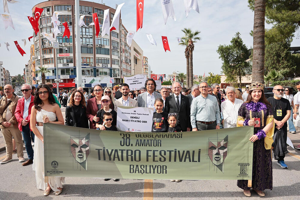 Uluslararası Tiyatro Festivali Renkli Kortejle Açıldı (7)