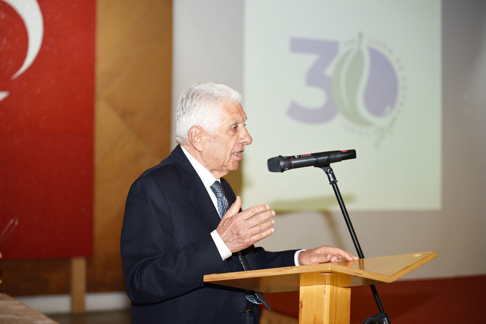 Doçev Mütevelli̇ Heyeti̇ Başkani Ali̇ Abalioğlu