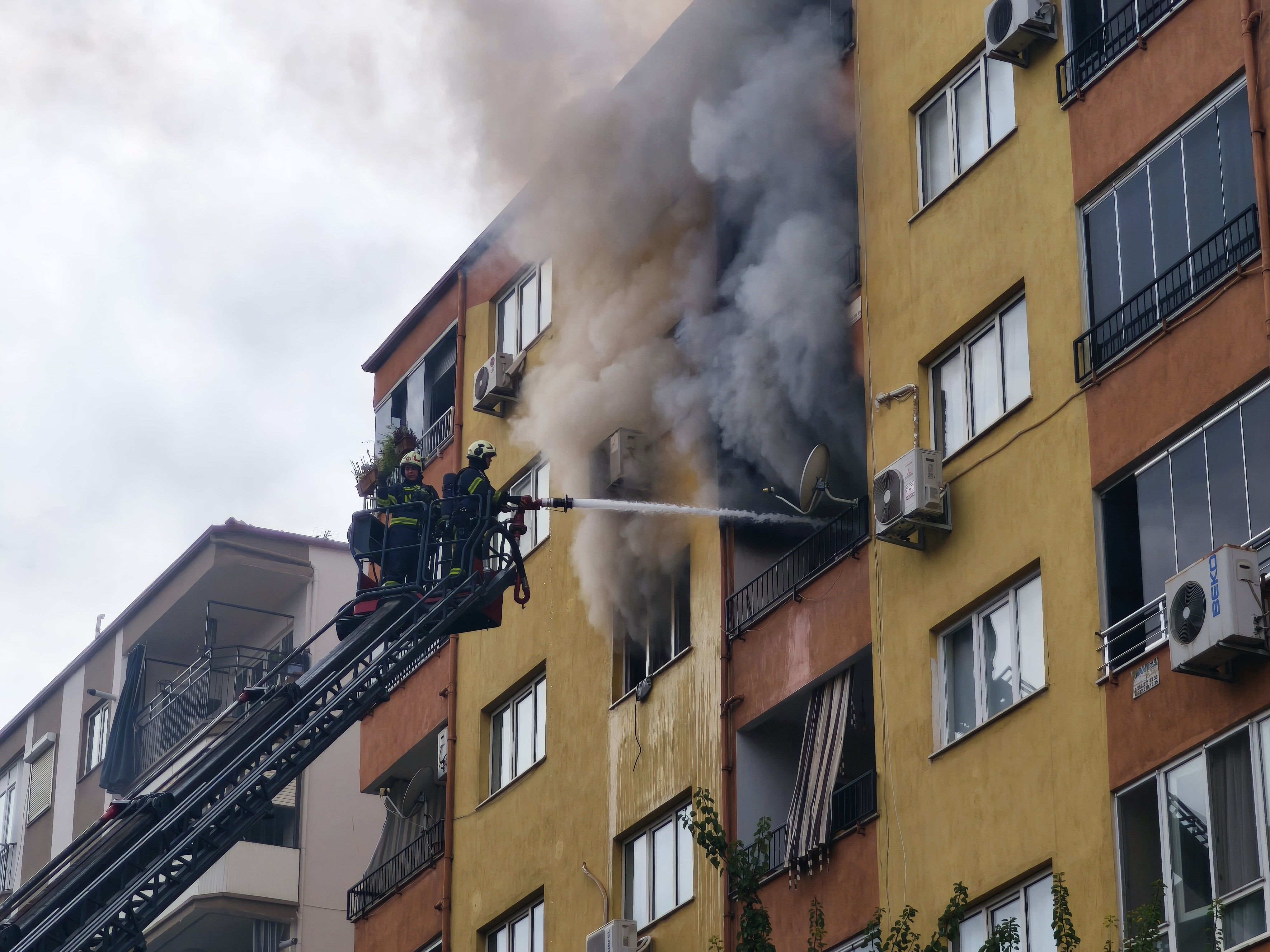 7 KATLI APARTMANIN 5. KATINDA YANGIN ÇIKTI 2 KİŞİ DUMANDAN ETKİLENDİ