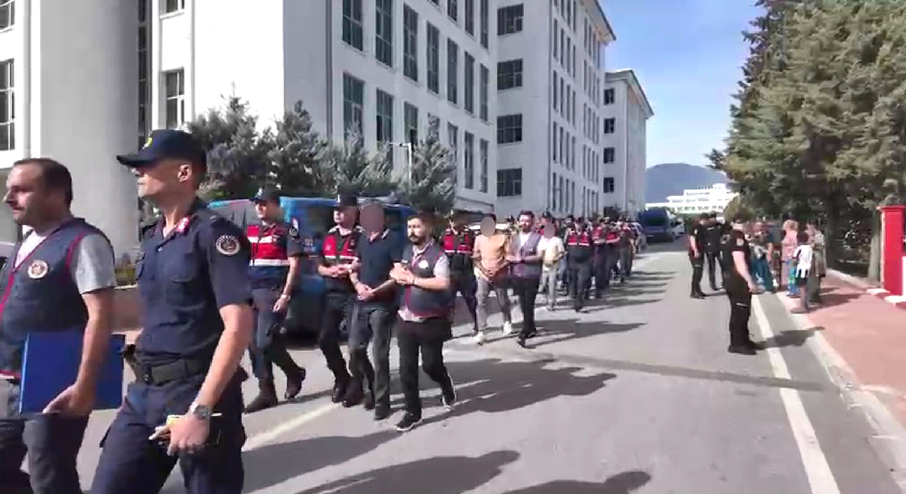 HIRSIZLIK ZANLILARINA AİLELERİNDEN İBRETLİK TEPKİ EŞİNİN YÜZÜNE TÜKÜRDÜ