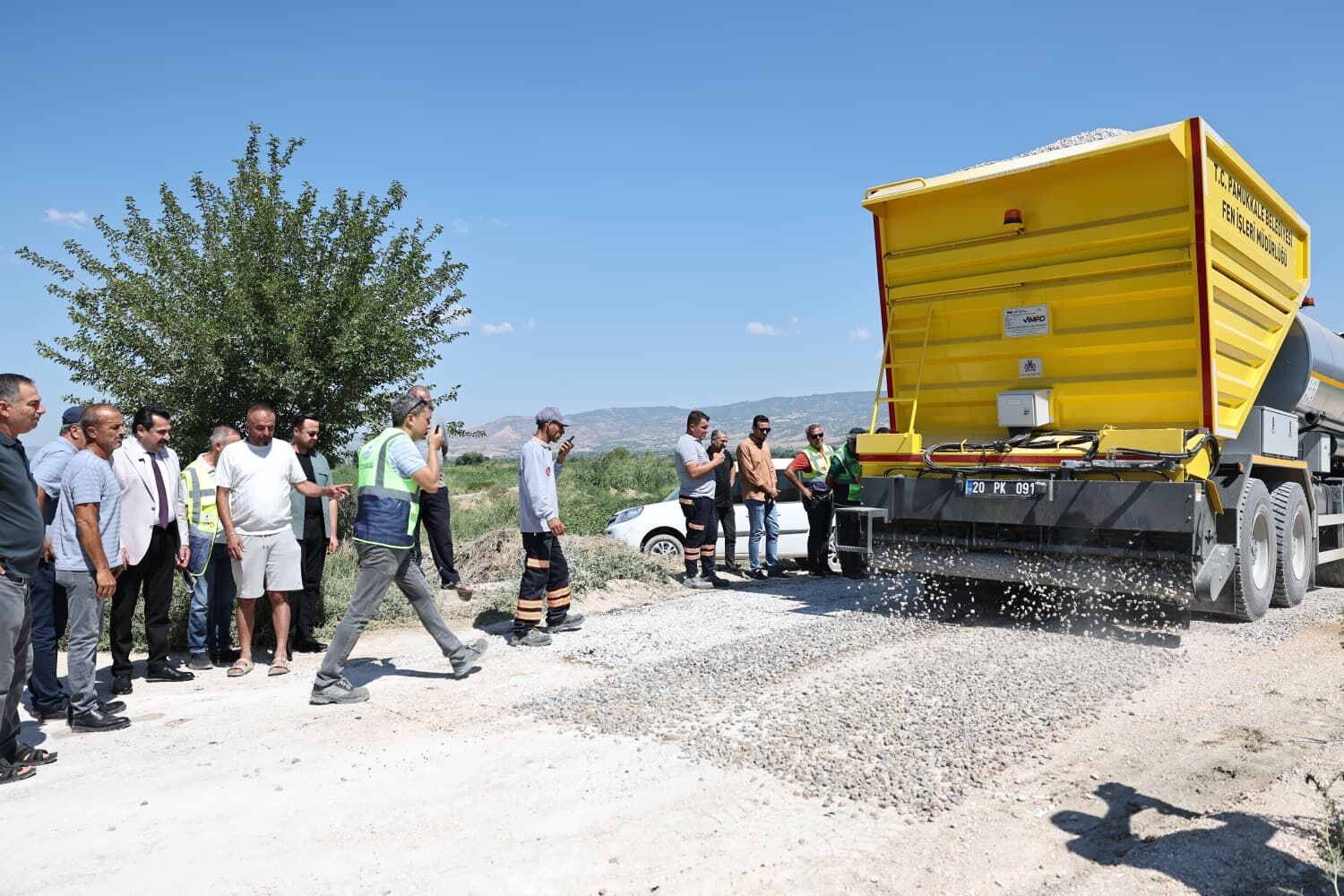 Başkan Ertemur, Yeni̇ Araç Fi̇losuyla Pamukkale’de Asfalt Devri̇mi̇ne Başladi (3)